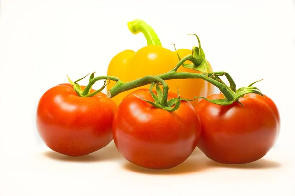 Groep bush tomaten en verse gele peper. — Stockfoto