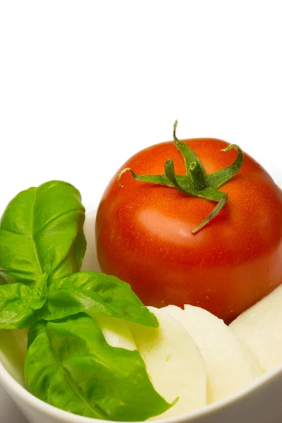 Verse basilicum blaadjes, tomaat en mozzarella. — Stockfoto