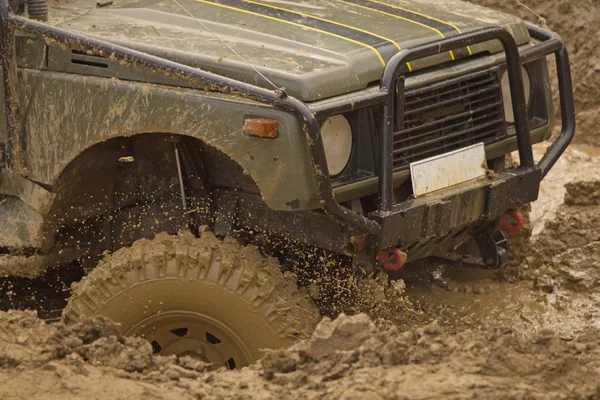 Detaljerad vy av bilen i en lerig pöl — Stockfoto
