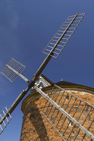 Vue détaillée du moulin à vent en brique . — Photo