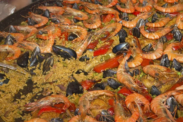 Paella s plody moře ve velké pánvi. — Stock fotografie