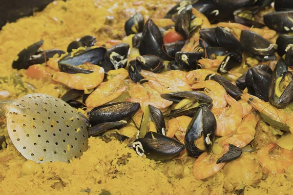 Meeresfrüchte-Paella in großer Pfanne. — Stockfoto