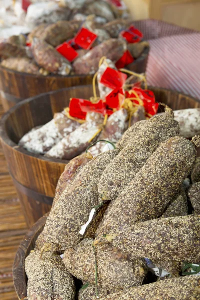 Salsichas de pimenta prontas para venda no mercado . — Fotografia de Stock