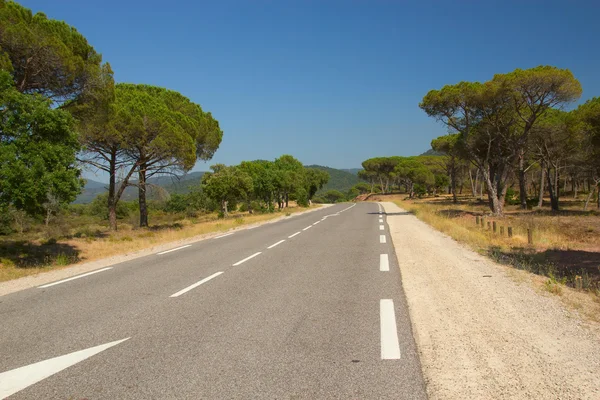 A estrada através da paisagem mediterrânica . — Fotografia de Stock
