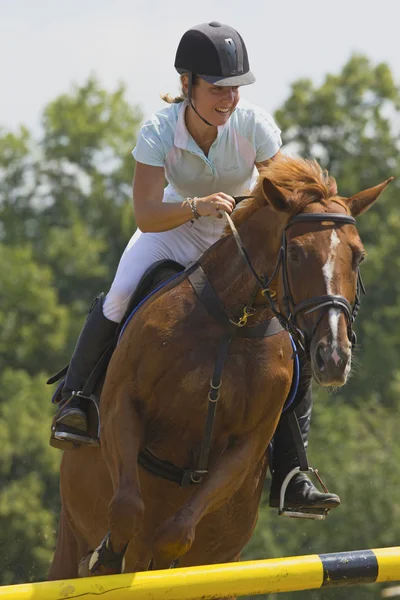 Woman rider in equestrian race jumps — Stock Photo, Image