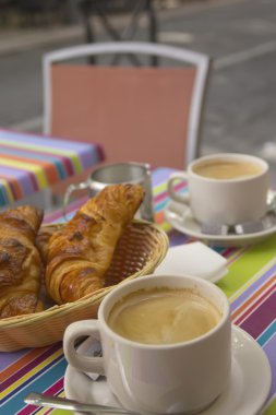 Fransız kahvaltı croissants ve kahve süt