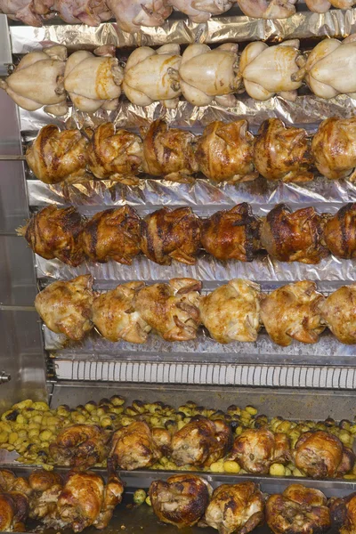 Barbecue kip op een boerenmarkt — Stockfoto