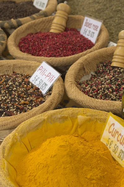 Vari tipi di spezie pronti a vendere al mercato di un agricoltore . — Foto Stock