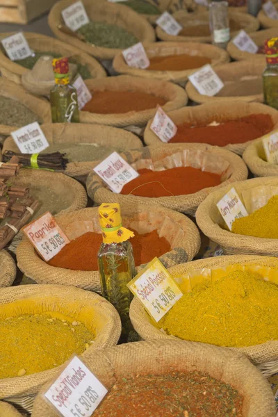 Varios tipos de especias preparadas para vender en el mercado de un agricultor . —  Fotos de Stock