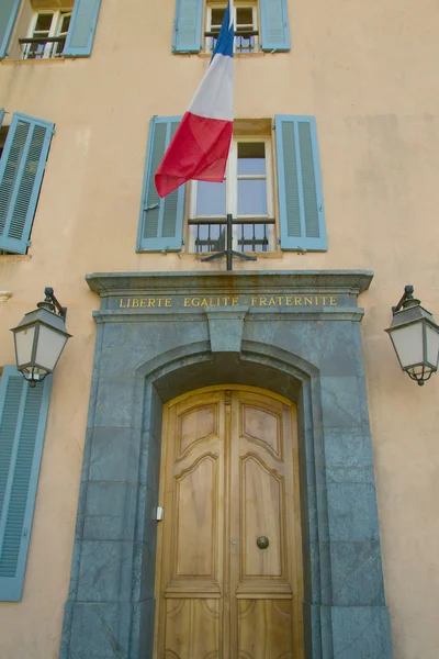 The entrance door to the building with a French flag. — Stock Photo, Image