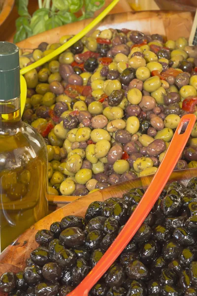 Surtido de ensaladas de aceitunas en el mercado — Foto de Stock