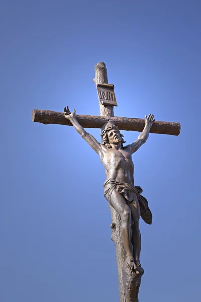 Staty av jesus Kristus på korset Royaltyfria Stockbilder