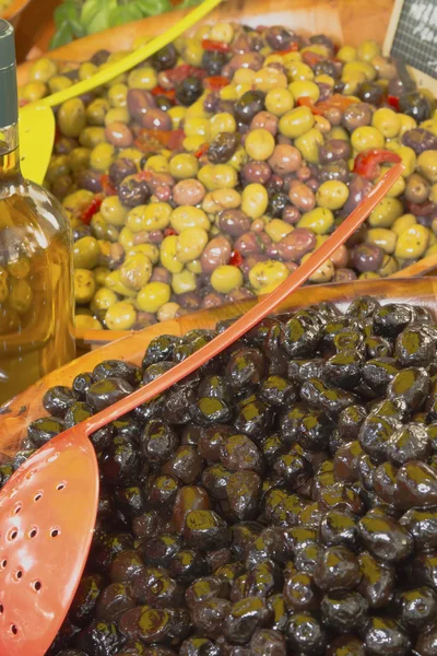 Оливки, огурцы и салаты на рынке . — стоковое фото