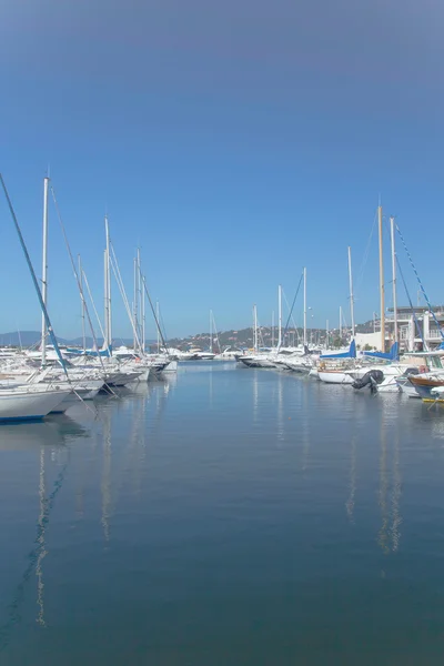 Segelboote und Yachten in einem ruhigen Hafen Ocean Marina — Stockfoto
