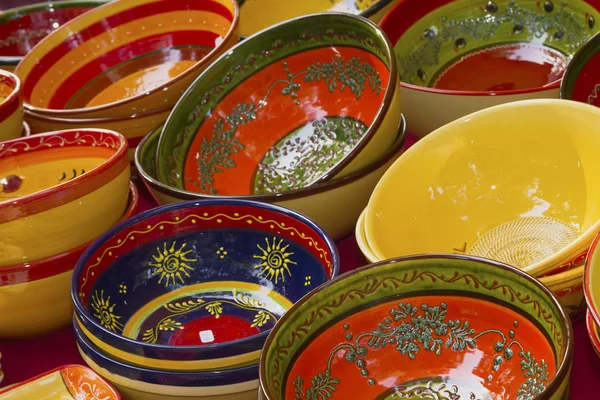 Coloridos cuencos de cerámica listos para la venta en el mercado . — Foto de Stock