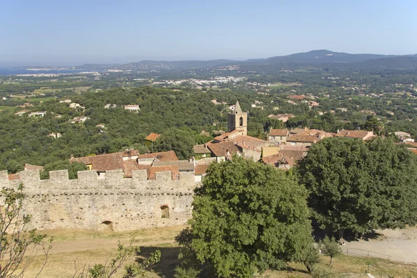 Algemeen beeld van grimaud dorp in de provence — Stockfoto