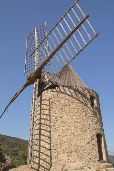 Antika sten windmill (vertikalt) — Stockfoto