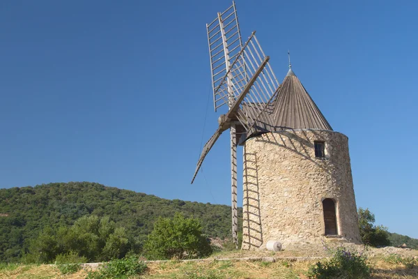 Ancien moulin à vent en pierre (horizontalement ) — Photo