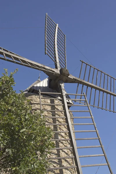 Ancien moulin à vent en pierre (verticalement ) — Photo