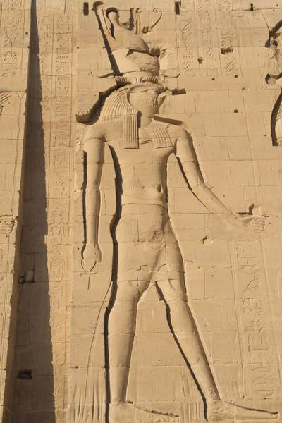 Rzeźba z egipskiego Boga na pylon (Egipt) — Zdjęcie stockowe
