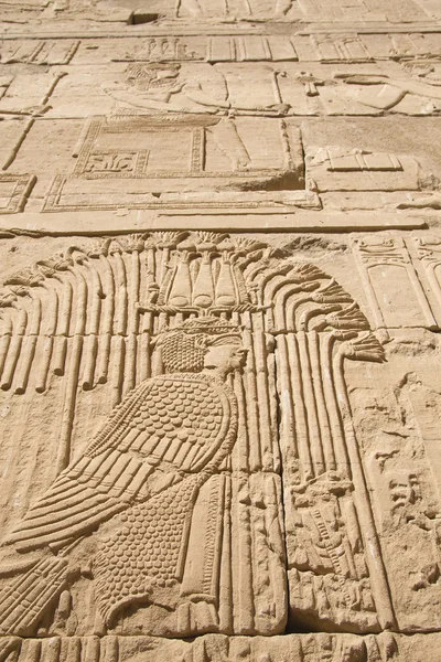 Σκάλισμα του αιγυπτιακού Θεού σε πυλώνα (Αίγυπτος) — Φωτογραφία Αρχείου