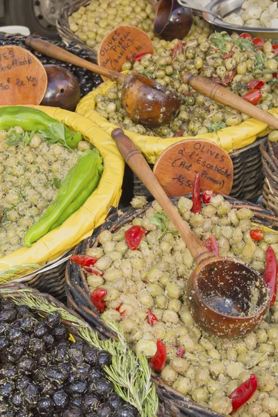 Assortimento di olive, sottaceti e insalate . — Foto Stock