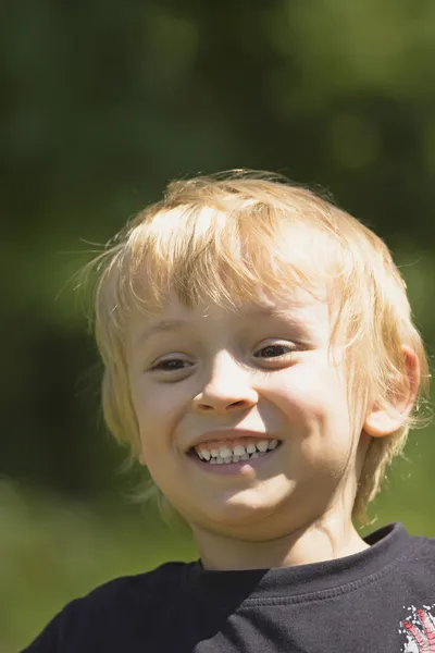 Lächelnder blonder Junge. — Stockfoto
