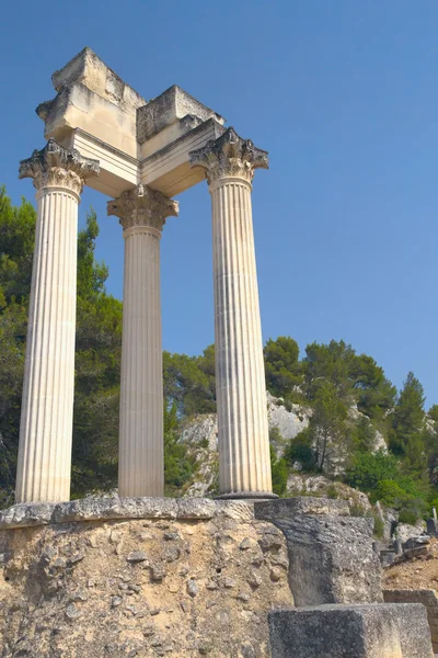 Ruínas de colunas romanas em Glanum (França ) — Fotografia de Stock