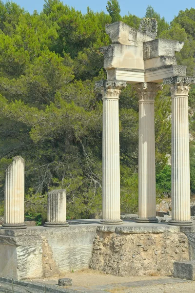 Руїни римських колон у Glanum (Франція) — стокове фото