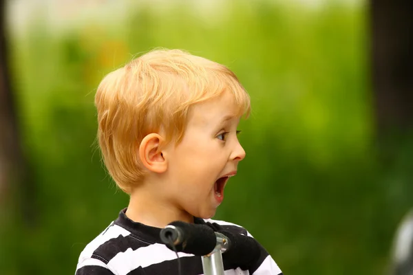 Überraschter blonder Junge mit offenem Mund — Stockfoto