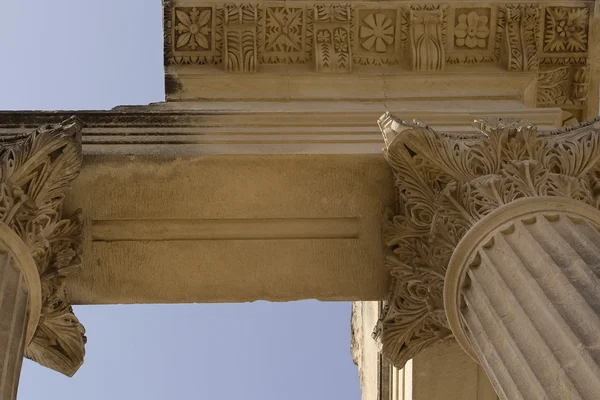 Gedetailleerde weergave op de ruïnes van Romeinse kolommen — Stockfoto