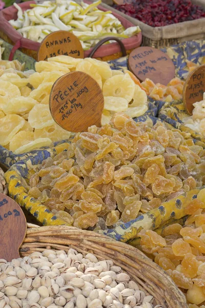 Ořechy a kandované ovoce na trhu. — Stock fotografie