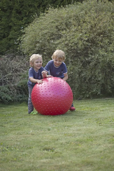Niños jugando con un globo relajante —  Fotos de Stock