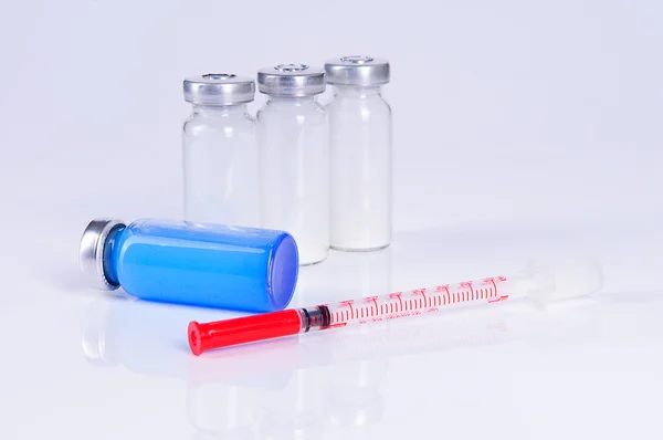 Spuiten en flesjes voor injectie — Stockfoto