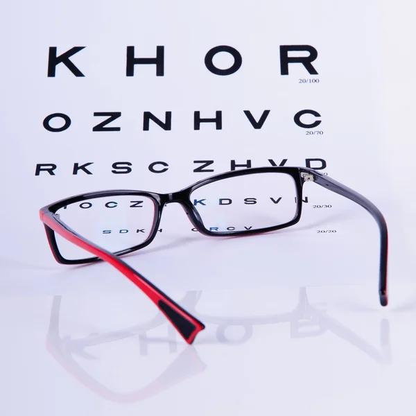 Lectura de anteojos y gráfico ocular — Foto de Stock