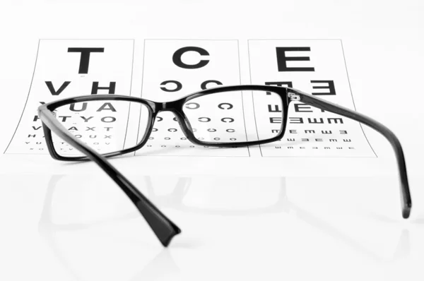 読書眼鏡と視力検査表 — ストック写真