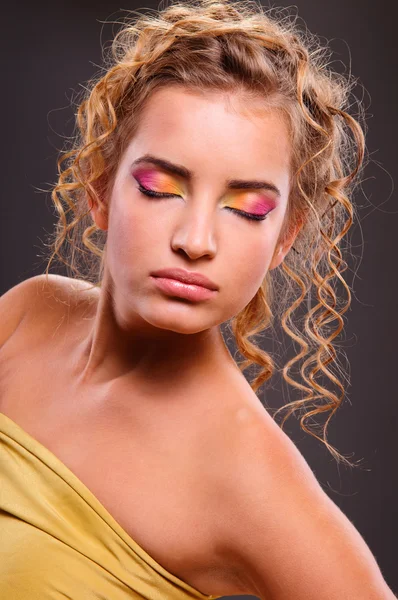 Schöne Frau mit Volumen und glänzender lockiger Frisur, helles Lippen-Make-up — Stockfoto