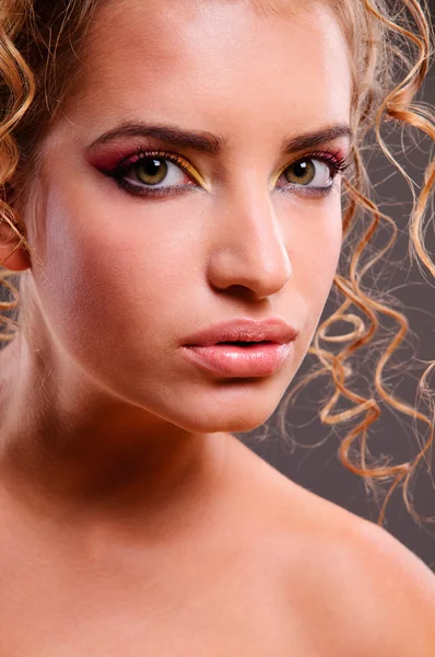 Hermosa mujer con volumen y estilo de pelo rizado brillante, maquillaje de labios brillantes —  Fotos de Stock