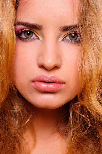 Mulher bonita com volume e estilo de cabelo encaracolado brilhante, maquiagem lábios brilhantes — Fotografia de Stock