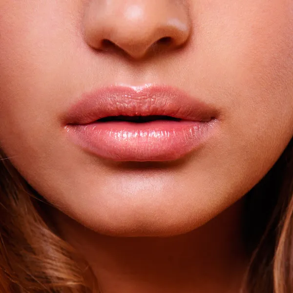 Belle femme avec des lèvres brillantes maquillage — Photo
