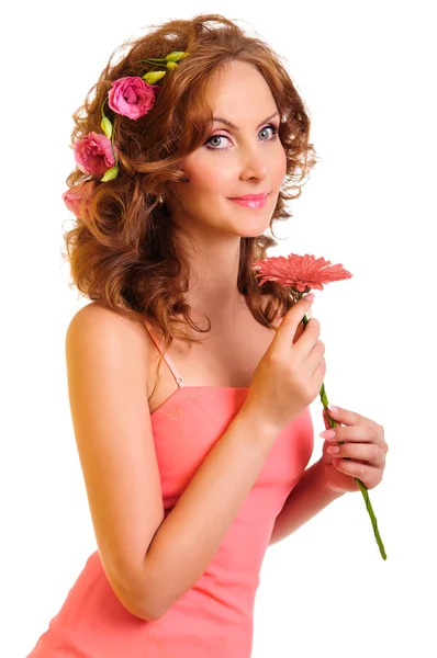 Vrouw permanent en bedrijf bloem over Wit — Stockfoto