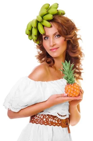 Mooi meisje met bananen en ananas over hoofd — Stockfoto
