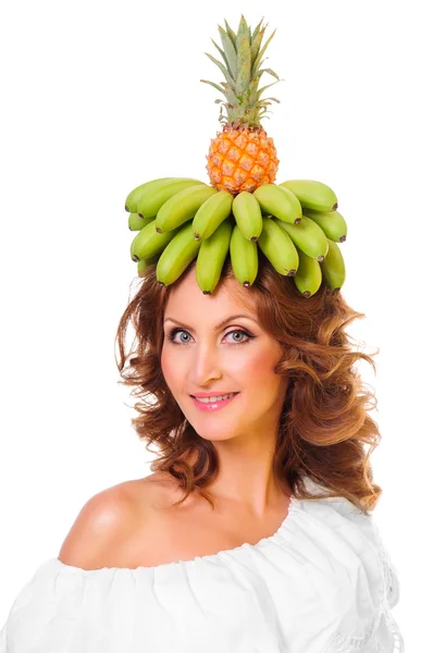 Bella ragazza con banane e ananas sopra la testa — Foto Stock