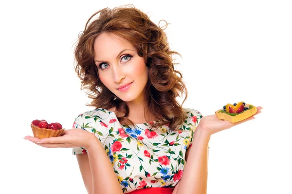 Молода, красива жінка з фруктовими тортами — стокове фото