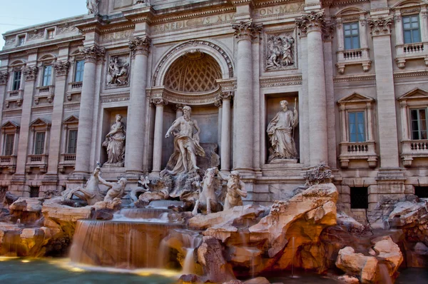 Fontana di Trevi en vintrar dag — Stockfoto