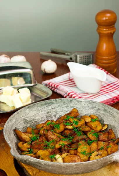 Batatas fritas com cogumelos e cebolas . — Fotografia de Stock