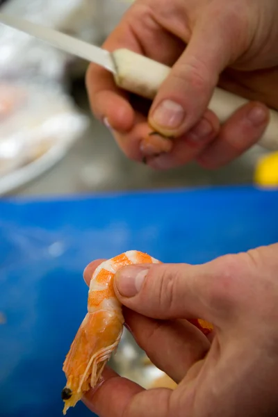 Cleaning of a shrimp — Stock Photo, Image