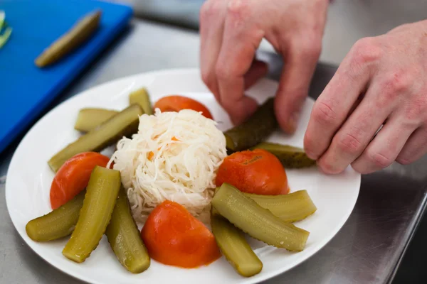 soğuk meze, domates, turşu lahana turşusu