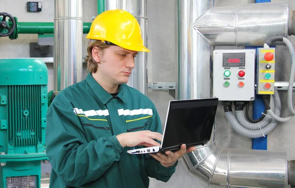 Travailleur industriel avec ordinateur portable — Photo