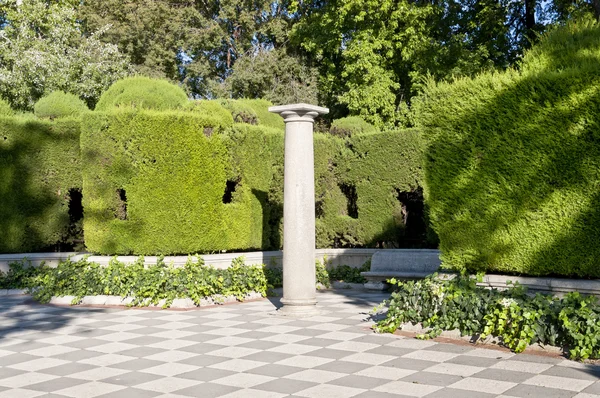Kolumna i ogród. — Zdjęcie stockowe